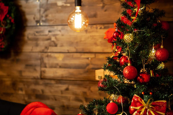 Árbol de Navidad artificial decorado en tonos rojos