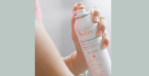 In elke stap van je ritueel op ieder gewenst moment, kalmerend en anti-irriterend, gebruik Avène Thermaal Water Spray.