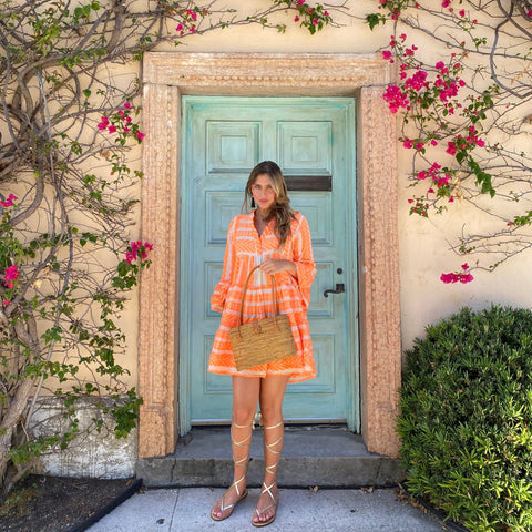 Bali rattan tote bag with lid is held by an influencer taking picture on Peruvian Avenue's Insta-Famous door