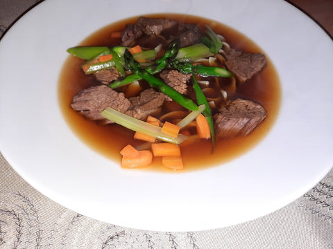 Tafelspitzsuppe mit Frühlingsgemüses und Suppennudeln.