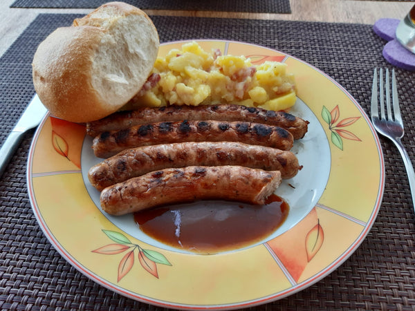 Gegrillte Bratwurst auf einem Teller.