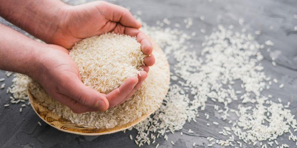 Mahlwerk der Gewürzmühle mit Reis reinigen