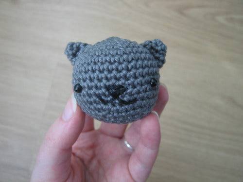 Gratis spelende katten amigurumi haakpatroon hoofd