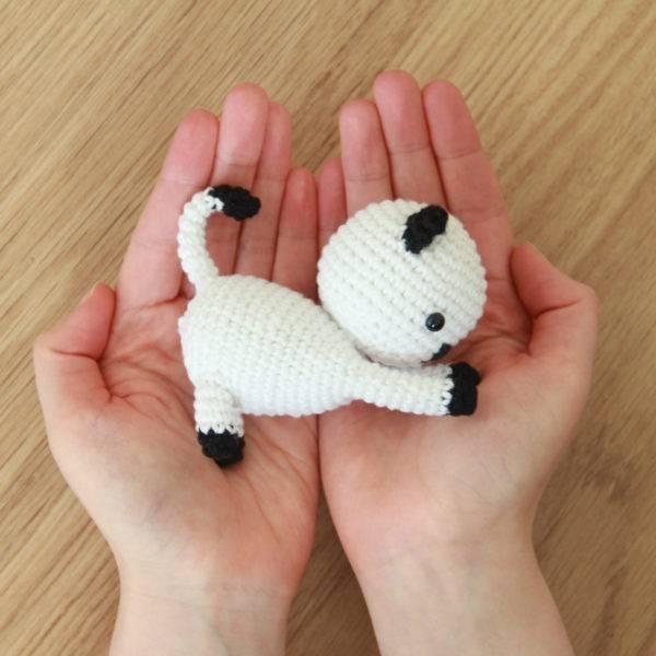 Free Playing Cats Crochet Amigurumi Pattern Hands Picture