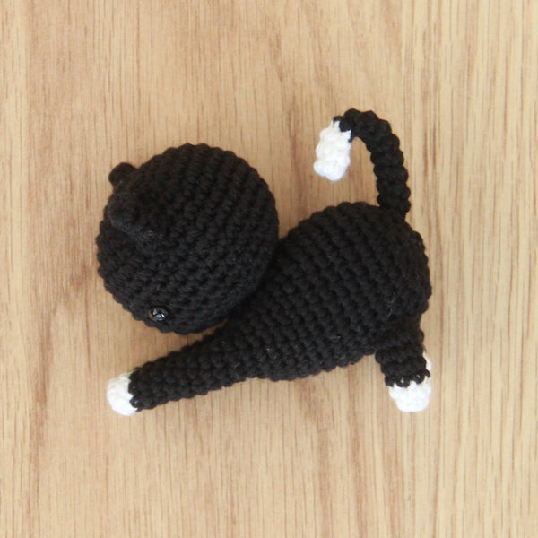 Gratis spelende katten amigurumi haakpatroon op de grond