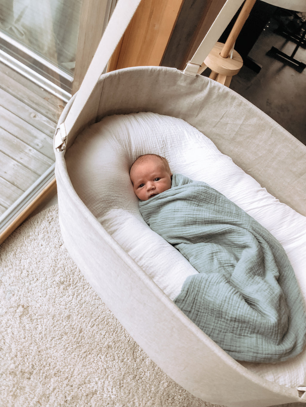 swaddle baby in bassinet