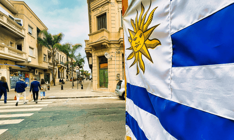 Bandera de Uruguay en una calle de Montevideo