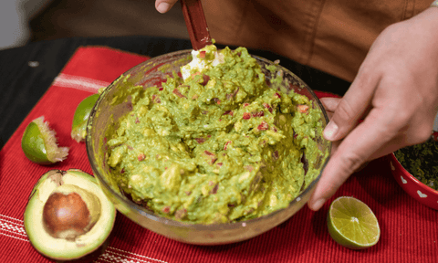 Un cuenco repleto de guacamole casero