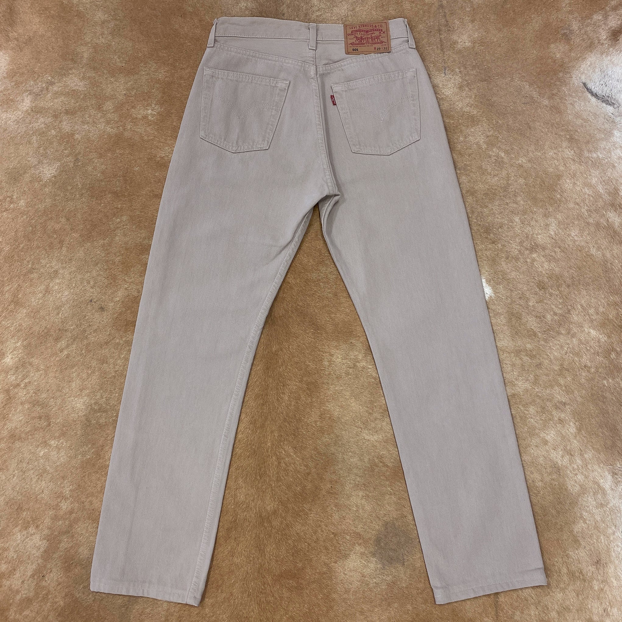 beige jeans levis