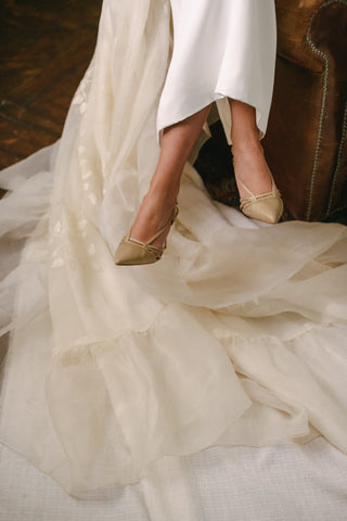 Gold bridal pumps