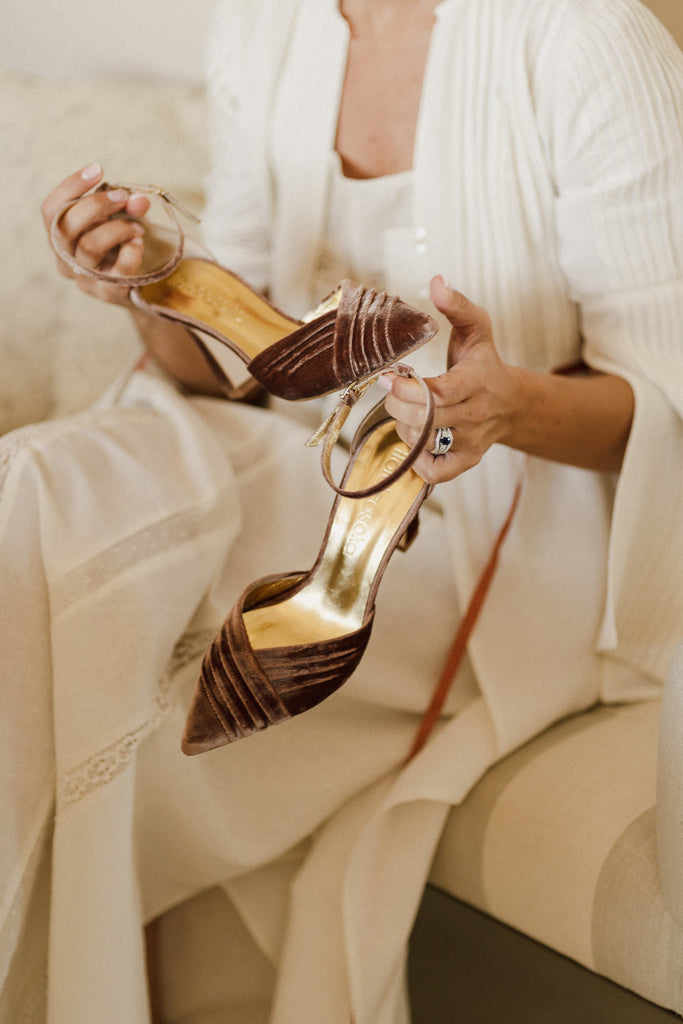 Fotografía de bodas palogoca novia con zapatos de punta de terciopelo