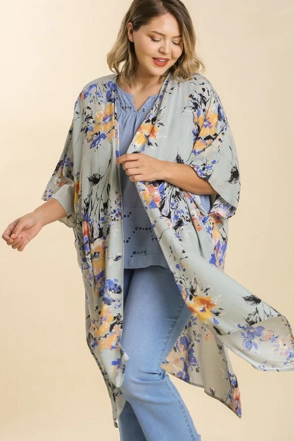 Woman wearing a gray floral kimono with a t-shirt and jeans
