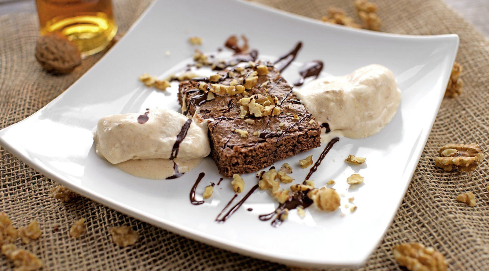 Brownies mit Walnuss-Parfait - Rezept