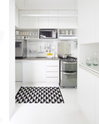 cozinha com design em branco, geladeira, fogão parede , todos  brancos
