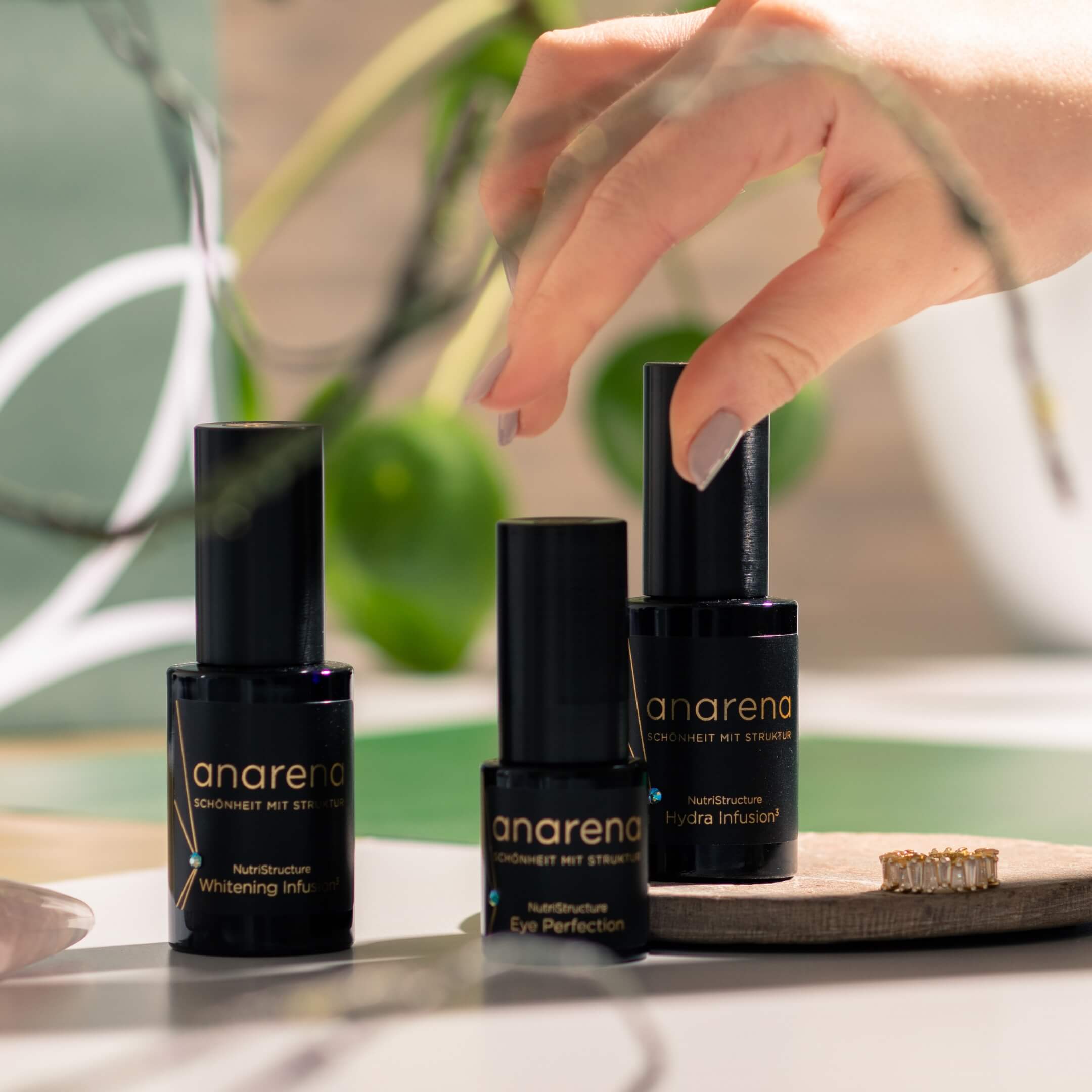 anarena NutriStructure Eye Perfection - Hand greift nach eine Augencreme