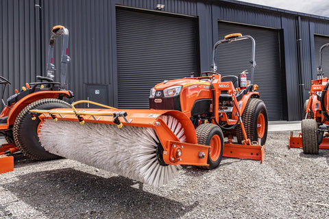 Neilo B3150 Grader with front mounted broom