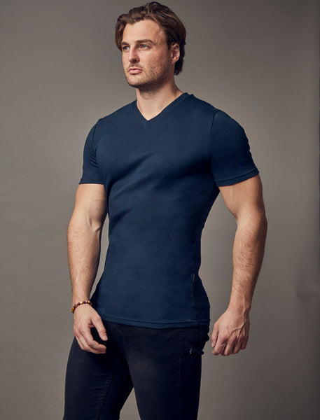 V-Neck vs Crew Neck T-Shirt - What's the Difference? Which is Best? –  Tapered Menswear
