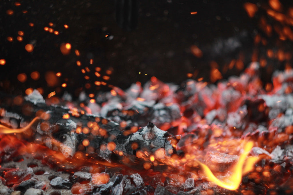 Asche entsorgen - Asche in Flammen