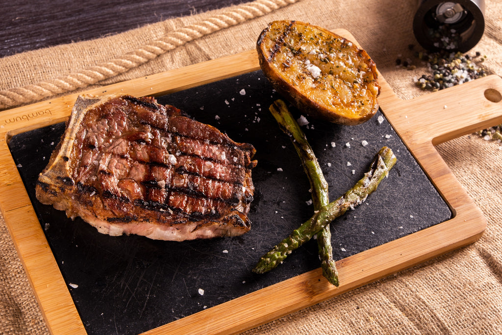 Steak mit Spargel auf Schieferplatte