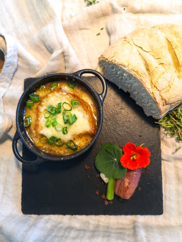 Zwiebelsuppe mit Baguette und Pumpernickel