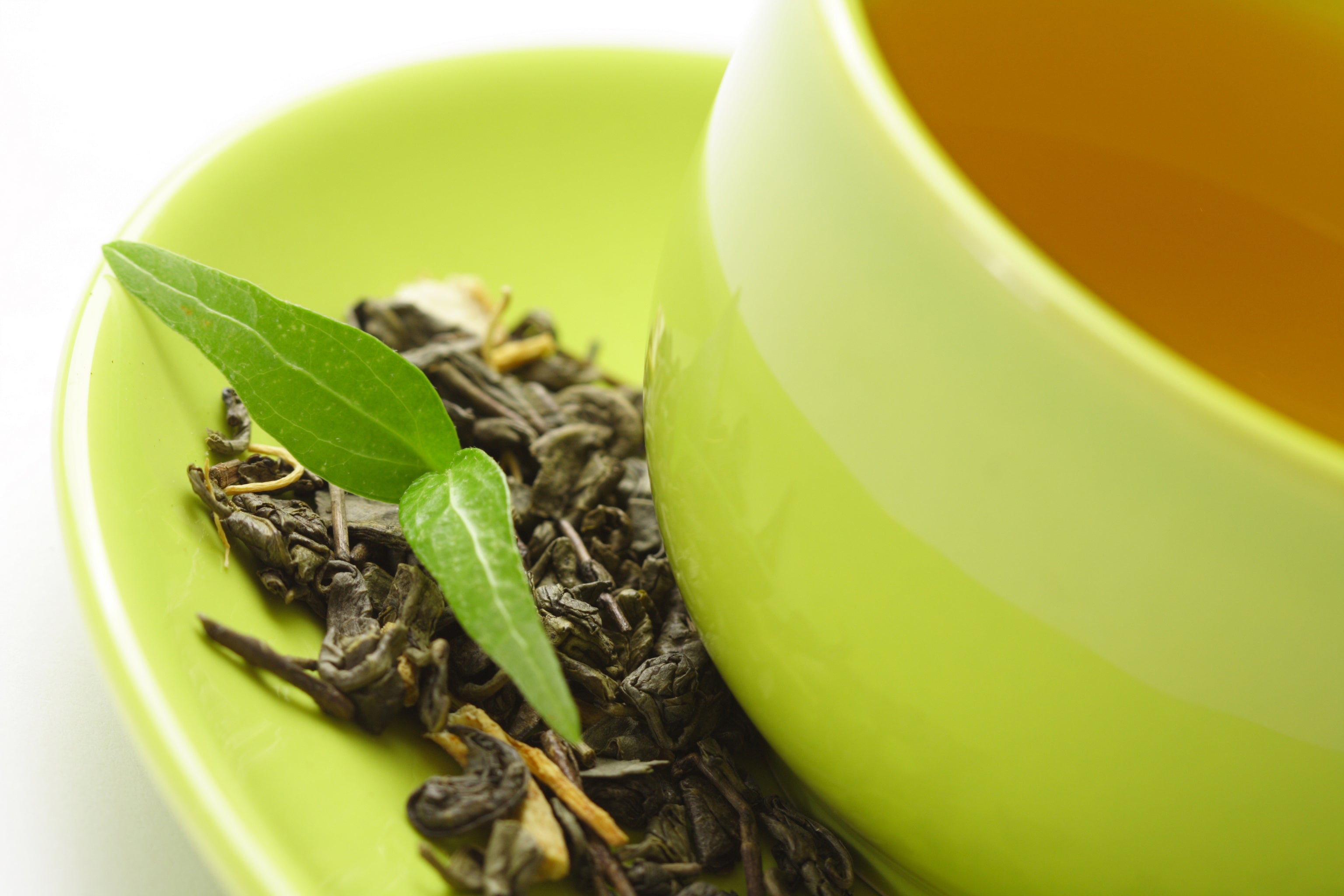 Зеленый чай вечером. Чай зелёный «чай с манго». Чашка зеленого чая. Чайный лист. Зеленый чай заварка.