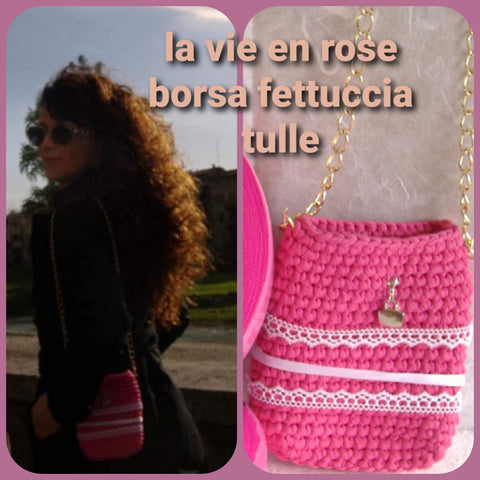 Stefania Bravi con borsa fettuccia uncinetto vie en rose di filato tulle rosa pink manico tracolla catenella