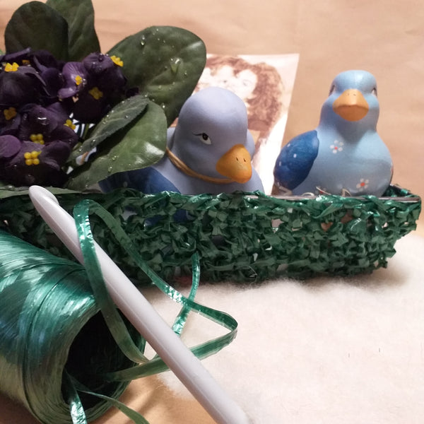 schema come decorare cestino rafia verde uncinetto fai da te tema primavera pasquale uccellini lilla