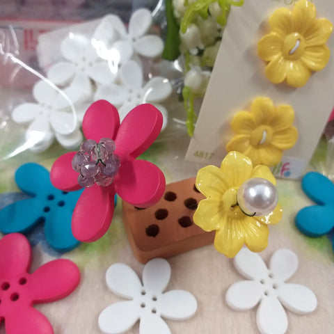 fiori di perle da creare con bottoni fiorellini corolle petali perline