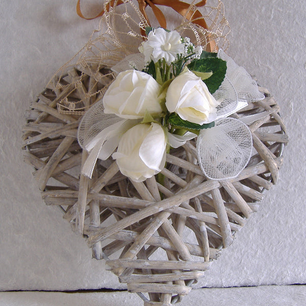 cuore rustico grezzo vimini rattan idea decorato con fiori rose bianche composizione floreale da appendere