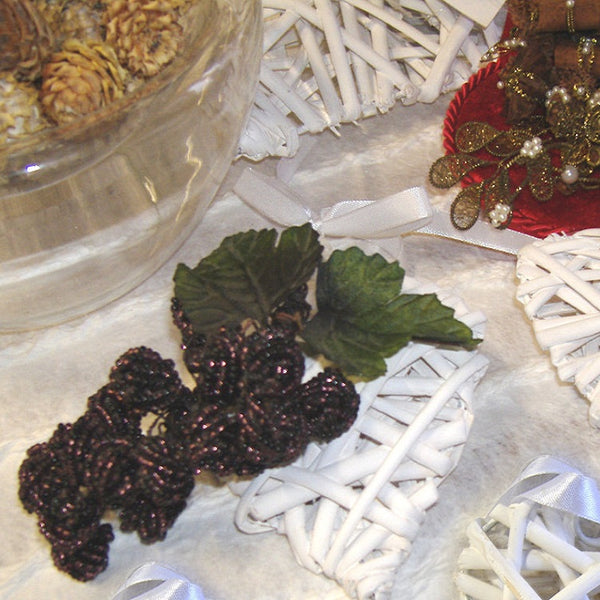 idee cuori bianchi vimini rattan decorati perline natale uva e biedermeier fiori spezie cannella