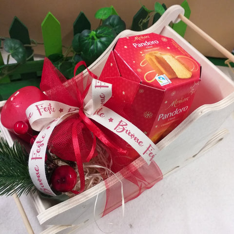 packaging Natale fai da te confezione regalo slittino legno mini pandoro nastro buone feste candela rossa