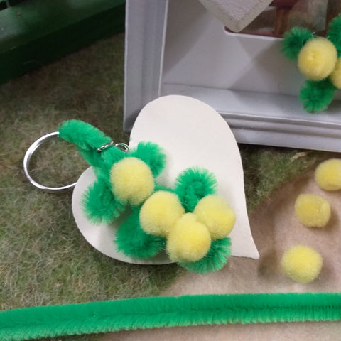 idea portachiavi creare fai da te rametti mimosa finta artificiale con ciniglia pompon palline fili scovolini per lavoretti creativi bambini festa donna