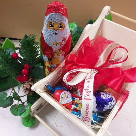 porta dolci Natale slitta legno da decorare confezionare con cioccolatini natalizi pick pino bacche pigno nastro buone feste