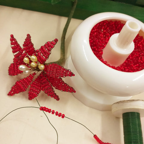 come creare fiori stella di Natale perline con infilata conteria rocailles perle rosse su filo di ferro verde