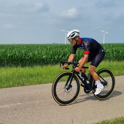 Ere lid Armand op zijn racefiets met carbon ere wielen