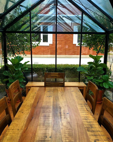 A T-shaped Orangerie used as a dining area