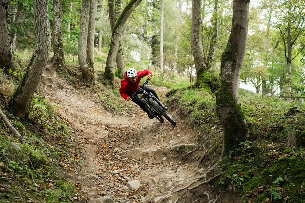 Innes riding the Forefront II at Innerleithen DH trails