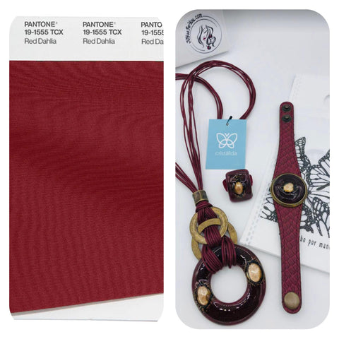 Burgundy color 3 pieces jewelry set. Handmade in Argentina. Contains of a leather bracelet, long pendant necklace and adjustable size statement fused glass ring.