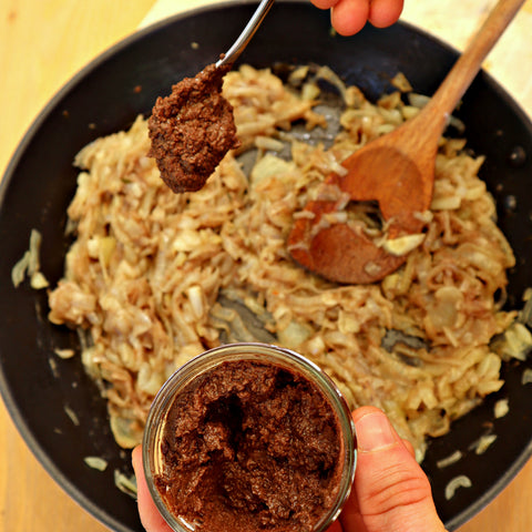 Sardellenpaste zur Pissaladière hinzufügen