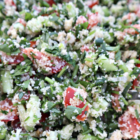 Orientalischer Couscous Salat mit viel Petersilie und mildem Olivenöl