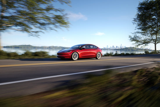 Tesla Model 3 auf der Straße