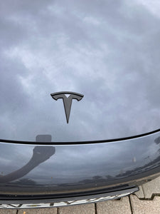 Logo/emblème Tesla sur le capot et le couvercle du coffre Modèle 3
