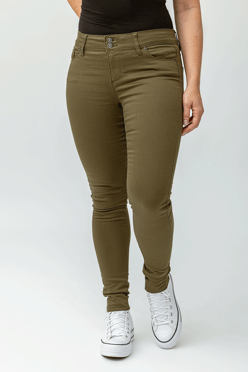 Le jeans Ã©troit sculptant de couleur 2 boutons