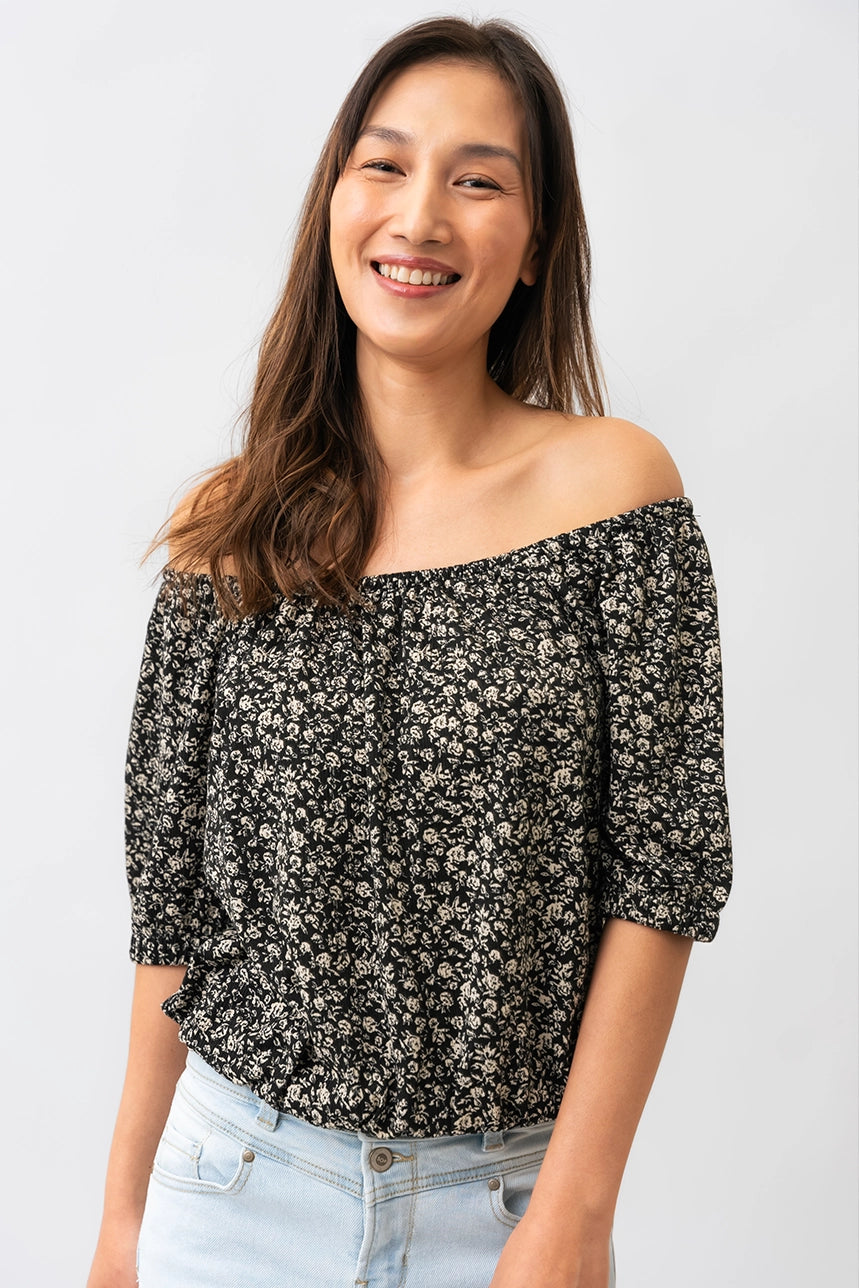 Le t-shirt floral manches bouffantes