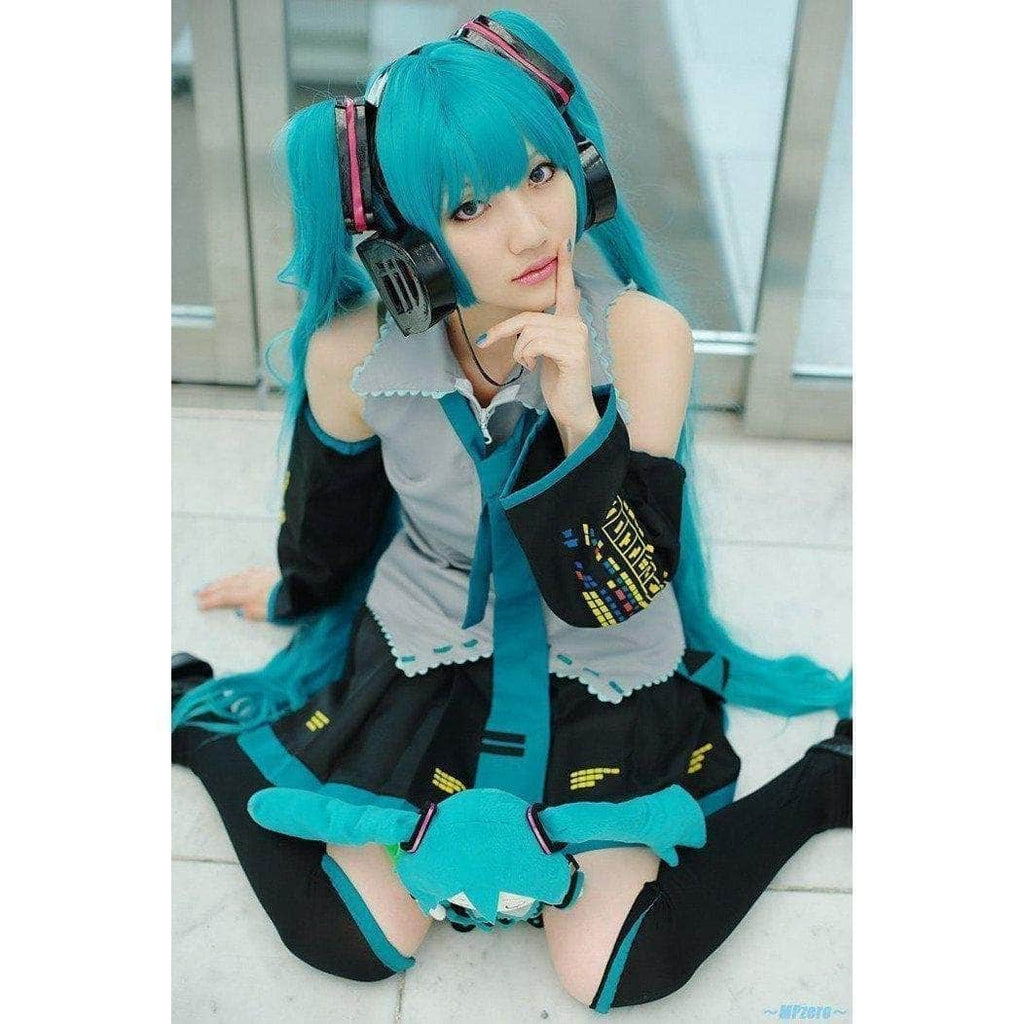 cosplay vocaloid hatsune miku spoiling her fans