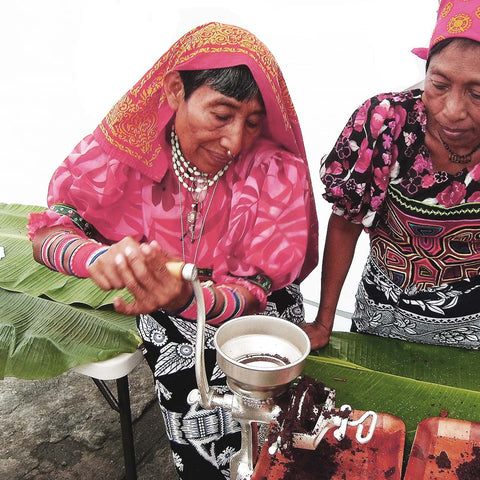 Kuna-Indianer bereiten Kakao zu