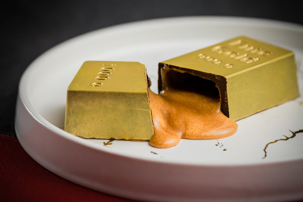 Thanh Vàng Golden Ox với lớp caramel vàng mềm mại bên trong, thỏi vàng ngụ ý như câu chúc “tiền vô như nước" từ D'Art Chocolate