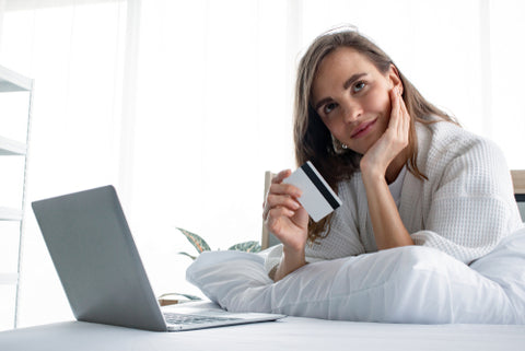 Femme paye un matelas lit sommier sur internet avec sa carte 
