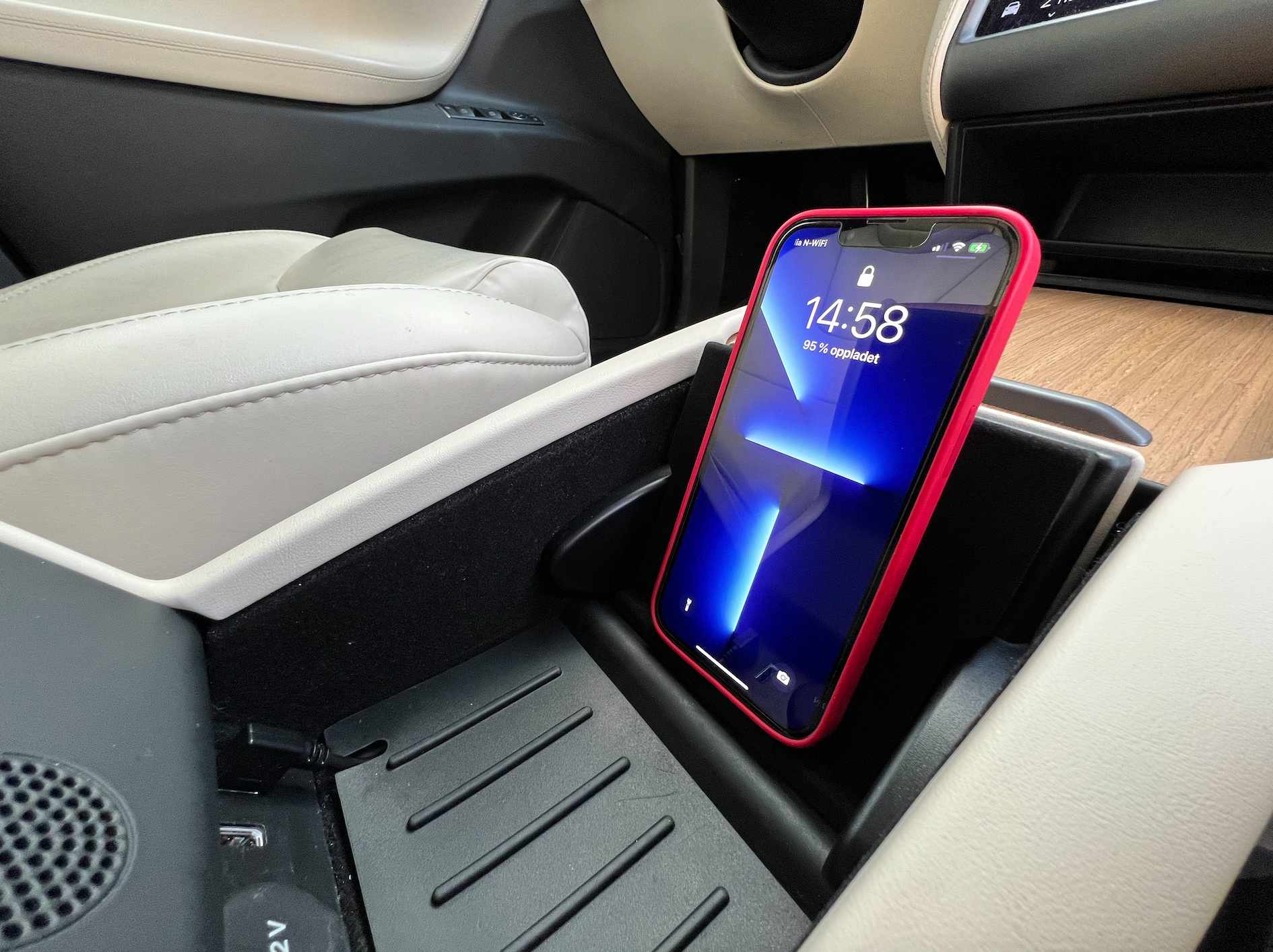 Wireless phone charger - Tesla Model S/X