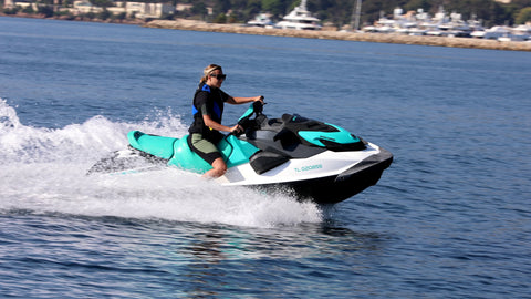 A teenage girl driving jet ski during her training with Seascope France